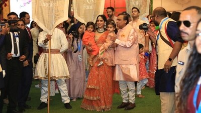 Isha Ambani was all smiles as she posed with her children and father, Mukesh Ambani, who was thrilled. Isha Ambani was all smiles as she posed with her children and father, Mukesh Ambani, who was thrilled.