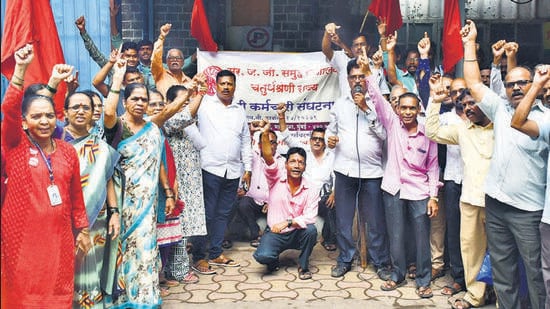 Class 4 employees of the state-run JJ Hospital, including male and female attendants and cleaners, began an indefinite strike on Wednesday to protest against the inadequate staff situation. (Bhushan Koyande/HT Photo)