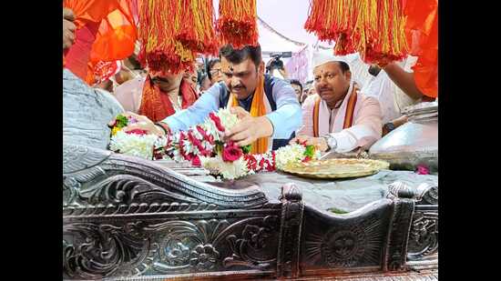 The pilgrimage from Dehu-Alandi reaches Pandharpur on Ashadhi Ekadashi, the 11th day of the lunar calendar which comes four days prior to the full moon night. (HT PHOTO)
