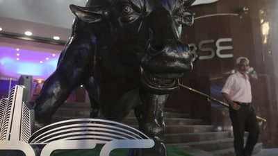 Stock market today: The 30-stock index extended its rally for the second straight session amid strong global market sentiments on the US Fed rate cut. (AP) Stock market today: The 30-stock index extended its rally for the second straight session amid strong global market sentiments on the US Fed rate cut. (AP)