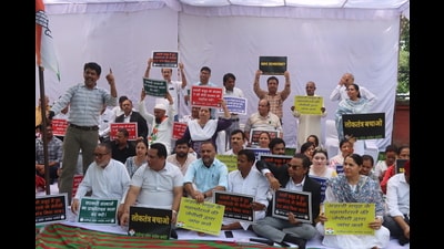 A large contingent of the Chandigarh Police was present and had set up barricades to stop the protesters from moving towards the ED office. (Keshav Singh/HT)