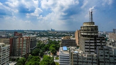 A view of clear sky, at Connaught place in New Delhi on Thursday. (RAJ K RAJ /HT PHOTO) A view of clear sky, at Connaught place in New Delhi on Thursday. (RAJ K RAJ /HT PHOTO)