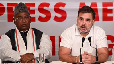 Congress president Mallikarjun Kharge and leader of Opposition in Lok Sabha Rahul Gandhi during a press conference in Srinagar. (Waseem Andrabi /HT) Congress president Mallikarjun Kharge and leader of Opposition in Lok Sabha Rahul Gandhi during a press conference in Srinagar. (Waseem Andrabi /HT)