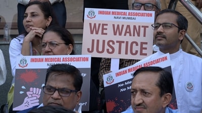 All Doctors Association protests in Navi Mumbai against the rape-murder of a Kolkata trainee doctor on Wednesday, (Bachchan Kumar/ HT PHOTO)
