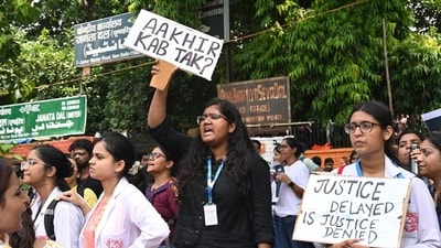 Doctors and students of Lady Hardinge Medical College at a protest in Jantar Mantar. (Arvind Yadav/HT Photo) (HT_PRINT) Doctors and students of Lady Hardinge Medical College at a protest in Jantar Mantar. (Arvind Yadav/HT Photo) (HT_PRINT)