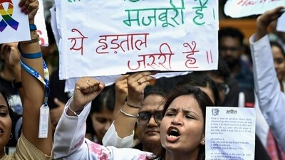 Doctors protest demanding justice against the alleged sexual assault and murder of a postgraduate trainee doctor of the Kolkata RG Kar Hospital, at Jantar Mantar in Delhi on Wednesday. (ANI) Doctors protest demanding justice against the alleged sexual assault and murder of a postgraduate trainee doctor of the Kolkata RG Kar Hospital, at Jantar Mantar in Delhi on Wednesday. (ANI)