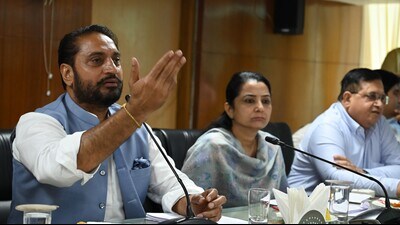 During the meeting that was held after a gap of around six months, the councillors accused the Mohali MC officials of corruption and deliberately not initiating a vigilance probe into the civic body’s failure to allot the advertisement tender five times. (HT Photo) During the meeting that was held after a gap of around six months, the councillors accused the Mohali MC officials of corruption and deliberately not initiating a vigilance probe into the civic body’s failure to allot the advertisement tender five times. (HT Photo)