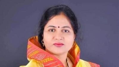 Former BJP corporator Rajashree Kale (in pic) hit RTI activist Paresh Gurav with her sandal at PMC headquarters over argument on tender floated for women hostel. (SOURCED) Former BJP corporator Rajashree Kale (in pic) hit RTI activist Paresh Gurav with her sandal at PMC headquarters over argument on tender floated for women hostel. (SOURCED)