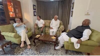 Leader of opposition in the Lok Sabha Rahul Gandhi and Congress president Mallikarjun Kharge with National Conference leaders Farooq Abdullah and Omar Abdullah at their residence in Srinagar on Thursday. (X)