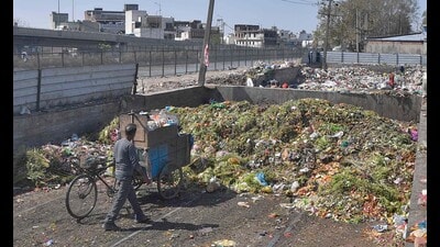 Open garbage dump lying near the sidhwan canal in gill chowk area in Ludhiana .(Photo Hindustan Times) (HT Photo) Open garbage dump lying near the sidhwan canal in gill chowk area in Ludhiana .(Photo Hindustan Times) (HT Photo)