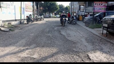 The entire stretch is riddled with potholes and gravel where it is difficult to even walk. (Manish/HT) The entire stretch is riddled with potholes and gravel where it is difficult to even walk. (Manish/HT)