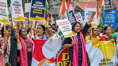 Thiruvananthapuram: Mahila Congress activists stage a protest demanding a case against the perpetrators named in the Hema Committee report, Thiruvananthapuram, Wednesday, Aug. 21, 2024. (PTI)