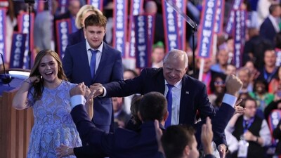 Tim Walz greets his family onstage during Day 3 of the Democratic National Convention (DNC) at the United Center, in Chicago, Illinois, U.S., August 21, 2024. REUTERS/Mike Blake (REUTERS)