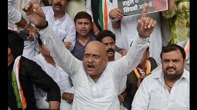 Uttar Pradesh Congress Committee president Ajay Rai staging a dharna in front of Raj Bhawan in Lucknow. (HT photo)