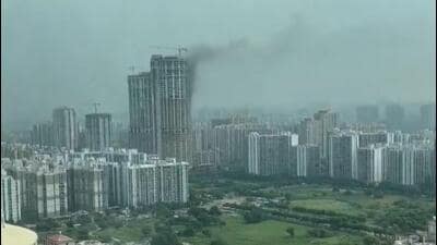 Videos of the fire that were shared on social media by residents living in nearby residential towers on Thursday morning showed thick fumes billowing from the tall building. (HT Photo) Videos of the fire that were shared on social media by residents living in nearby residential towers on Thursday morning showed thick fumes billowing from the tall building. (HT Photo)