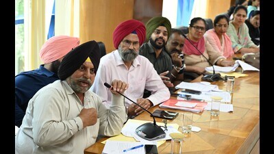 Voicing their fury at the Mohali MC House meeting, councillors said they felt helpless while facing the public due to poor upkeep of the city, especially when it came to sanitation. (Sanjeev Sharma/HT) Voicing their fury at the Mohali MC House meeting, councillors said they felt helpless while facing the public due to poor upkeep of the city, especially when it came to sanitation. (Sanjeev Sharma/HT)