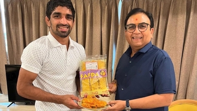 Wrestler Aman Sehrawat met Taarak Mehta Ka Oolta Chashmah star Dilip Joshi