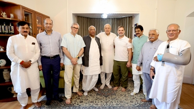 Rahul Gandhi, Congress president Mallikarjun Kharge met National Conference president Farooq Abdullah and Omar Abdullah in Srinagar. (X/@kharge)