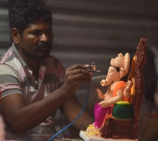Spray painting of a Ganpati bappa idol (Photo: Mahendra Kolhe/HT)
