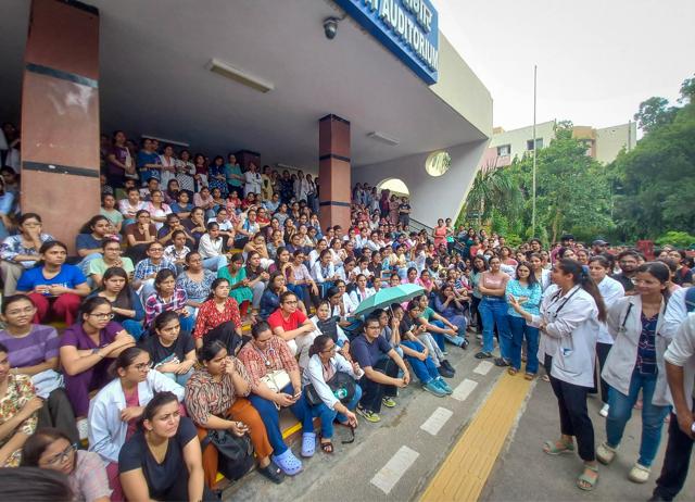In Delhi, doctors from the Lady Hardinge Hospital held a protest on Wednesday, August 14. (HT PHOTO/SANCHIT KHANNA) In Delhi, doctors from the Lady Hardinge Hospital held a protest on Wednesday, August 14. (HT PHOTO/SANCHIT KHANNA)