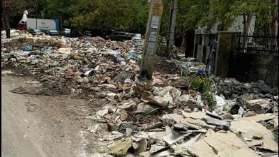 A garbage dump site on the roadside in Udyog Vihar in Gurugram. (Parveen Kumar/HT Photo) A garbage dump site on the roadside in Udyog Vihar in Gurugram. (Parveen Kumar/HT Photo)