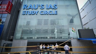 CBI officials along with Delhi police officials at Rau's IAS Study Circle in Rajendra Nagar in New Delhi on August 8. (Sanchit Khanna/ Hindustan Times)