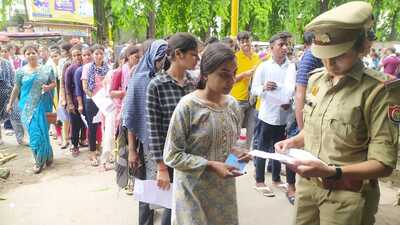 Candidates for UP police constable recruitment test at an examination centre in Gorakhpur on Friday (HT Photo) Candidates for UP police constable recruitment test at an examination centre in Gorakhpur on Friday (HT Photo)
