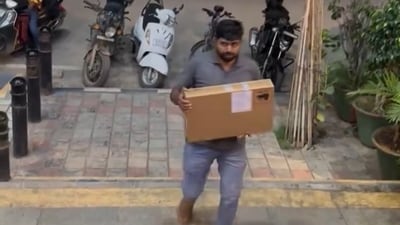 A delivery partner delivers a laptop through Flipkart Minutes (X?@sunnykgupta) A delivery partner delivers a laptop through Flipkart Minutes (X?@sunnykgupta)