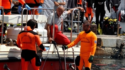 Divers of the Vigili del Fuoco, the Italian Corps. of Firefighters enter Porticello harbor near Palermo, with the body of the last missing person at the back of the boat on August 23, 2024 (AFP) Divers of the Vigili del Fuoco, the Italian Corps. of Firefighters enter Porticello harbor near Palermo, with the body of the last missing person at the back of the boat on August 23, 2024 (AFP)