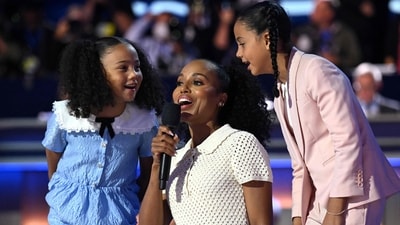 US actor Kerry Washington teaches the public how to pronounce ‘Kamala’ with Kamala Harris's great-nieces, Amara and Leela on the fourth and last day of the Democratic National Convention (DNC) at the United Center in Chicago, Illinois, on August 22, 2024. (AFP) US actor Kerry Washington teaches the public how to pronounce ‘Kamala’ with Kamala Harris's great-nieces, Amara and Leela on the fourth and last day of the Democratic National Convention (DNC) at the United Center in Chicago, Illinois, on August 22, 2024. (AFP)