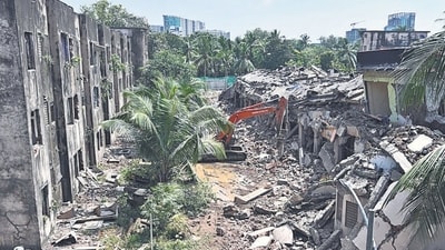Mumbai, India - Aug 22, 2024: Dust and noise pollution in the Kherwadi and Bandra area due to the demolition of buildings in the government colony at Bandra in Mumbai, India.22, 2024. (Photo by Raju Shinde/ Hindustan Times) (Hindustan Times) Mumbai, India - Aug 22, 2024: Dust and noise pollution in the Kherwadi and Bandra area due to the demolition of buildings in the government colony at Bandra in Mumbai, India.22, 2024. (Photo by Raju Shinde/ Hindustan Times) (Hindustan Times)