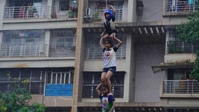 The Jogeshwari Mata Mahila Govinda Pathak comprises of 80 to 100 members with a support team. The Jogeshwari Mata Mahila Govinda Pathak comprises of 80 to 100 members with a support team.