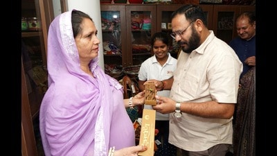 The Prarambh stores also offer customised gifts and mementos, including paintings, hoops, resin flower preservation items, photo frames and crochet toys. (HT Photo)