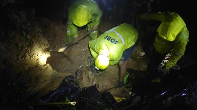 The SDRF team conducting search and rescue operation in Rudraprayag. (HT Photo)
