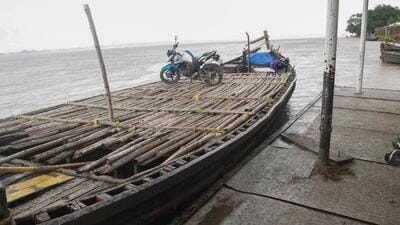 The boat teachers were riding to cross Ganga from Nasriganj Ghat in Patna. (HT photo)