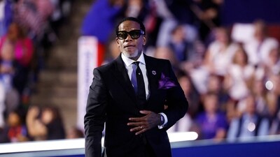 Actor and comedian DL Hughley speaks onstage during the final day of the Democratic National Convention at the United Center on August 22, 2024 in Chicago, Illinois. (AFP) Actor and comedian DL Hughley speaks onstage during the final day of the Democratic National Convention at the United Center on August 22, 2024 in Chicago, Illinois. (AFP)