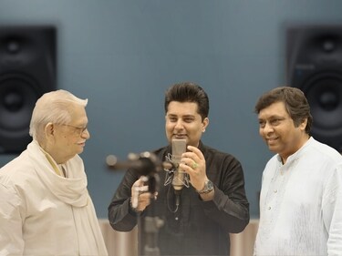 Gulzar with ghazal singer Sumeet Tappoo and composer Bhavdeep Jaipurwale Gulzar with ghazal singer Sumeet Tappoo and composer Bhavdeep Jaipurwale