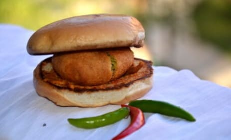 Sweet potato vada pav (Photo: Red Chilli Curry - For representation purpose only)
