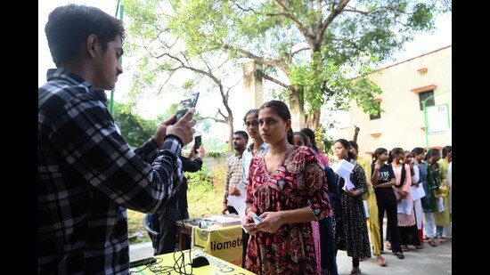 As many as 48,17,441 (48,17 lakh or over 4.8 million) candidates had applied to appear in the written examination (Deepak Gupta/HT)