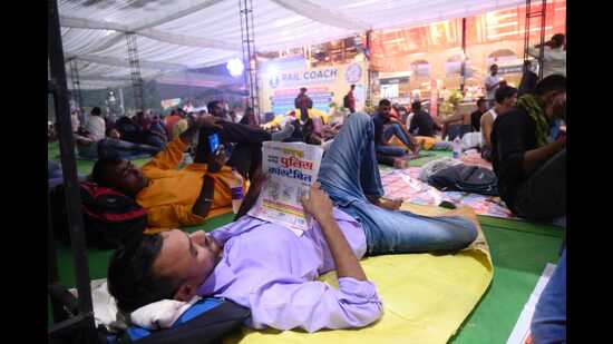 Candidates at a temporary shelter built outside Charbagh Station Lucknow on the eve of UP Police Constable 2024 examination in Lucknow, on Thursday (HT Photo)