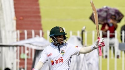 'Unfit Mushfiqur Rahim is better than fit Babar Azam': Internet erupts as Bangladesh great piles agony on Pakistan (AFP)