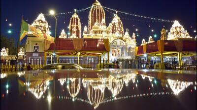 Devotees will not be permitted to carry handbags, briefcases, parcels, food packets, cameras, mobile phones and other battery-operated equipment inside the temple, the Delhi Police advisory said. (Sanjeev Verma/HT Photo) Devotees will not be permitted to carry handbags, briefcases, parcels, food packets, cameras, mobile phones and other battery-operated equipment inside the temple, the Delhi Police advisory said. (Sanjeev Verma/HT Photo)