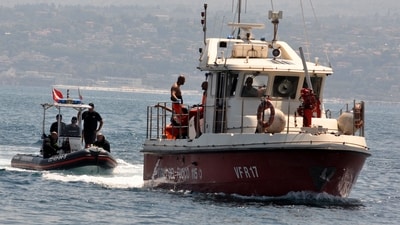 (FILES) Divers of the Vigili del Fuoco, the Italian Corps. of Firefighters enter Porticello harbor near Palermo, with the body of Hannah Lynch, the last missing person at the back of the boat on August 23, 2024, four days after the British-flagged luxury yacht Bayesian sank. Sicilian prosecutors said on August 24 they were investigating potential crimes of negligent shipwreck and manslaughter after a superyacht sank killing seven people, but stressed their probe was at the early stages. (AFP) (FILES) Divers of the Vigili del Fuoco, the Italian Corps. of Firefighters enter Porticello harbor near Palermo, with the body of Hannah Lynch, the last missing person at the back of the boat on August 23, 2024, four days after the British-flagged luxury yacht Bayesian sank. Sicilian prosecutors said on August 24 they were investigating potential crimes of negligent shipwreck and manslaughter after a superyacht sank killing seven people, but stressed their probe was at the early stages. (AFP)