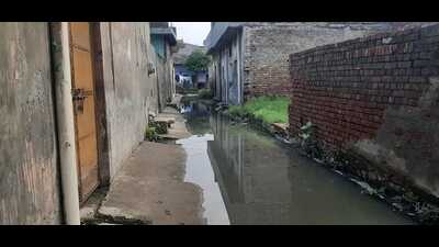 The residents of Dhandari Khurd, ward number 28 have raised concerns over the unhygienic living conditions, filthy streets, open garbage dump and a lingering foul smell. (HT Photo) The residents of Dhandari Khurd, ward number 28 have raised concerns over the unhygienic living conditions, filthy streets, open garbage dump and a lingering foul smell. (HT Photo)