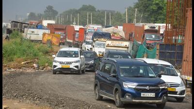 Traffic congestion on NH-48 due to construction work of flyover at Bilaspur Chowk near Siddha Hanuman Temple in Gurugramon Saturday. (Parveen Kumar/HT) Traffic congestion on NH-48 due to construction work of flyover at Bilaspur Chowk near Siddha Hanuman Temple in Gurugramon Saturday. (Parveen Kumar/HT)