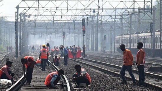 Mumbai, India - January 16, 2022: Workers conduct maintenance work of the railway tracks at Andheri during mega block from Santacruz to Goregaon, in Mumbai, India, on Sunday, January 16, 2022. (Photo by Vijay Bate/HT Photo) (HT PHOTO)