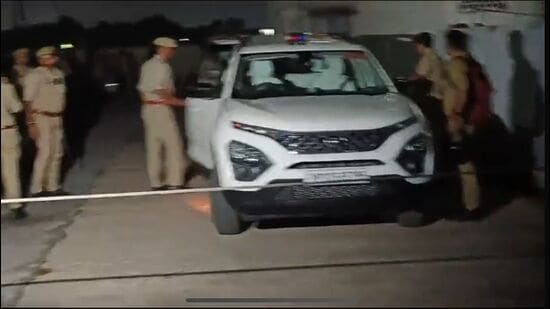 Sulabh Awas in Jankipuram area, cops cordoned off the entire premises in overnight rescue op (HT)