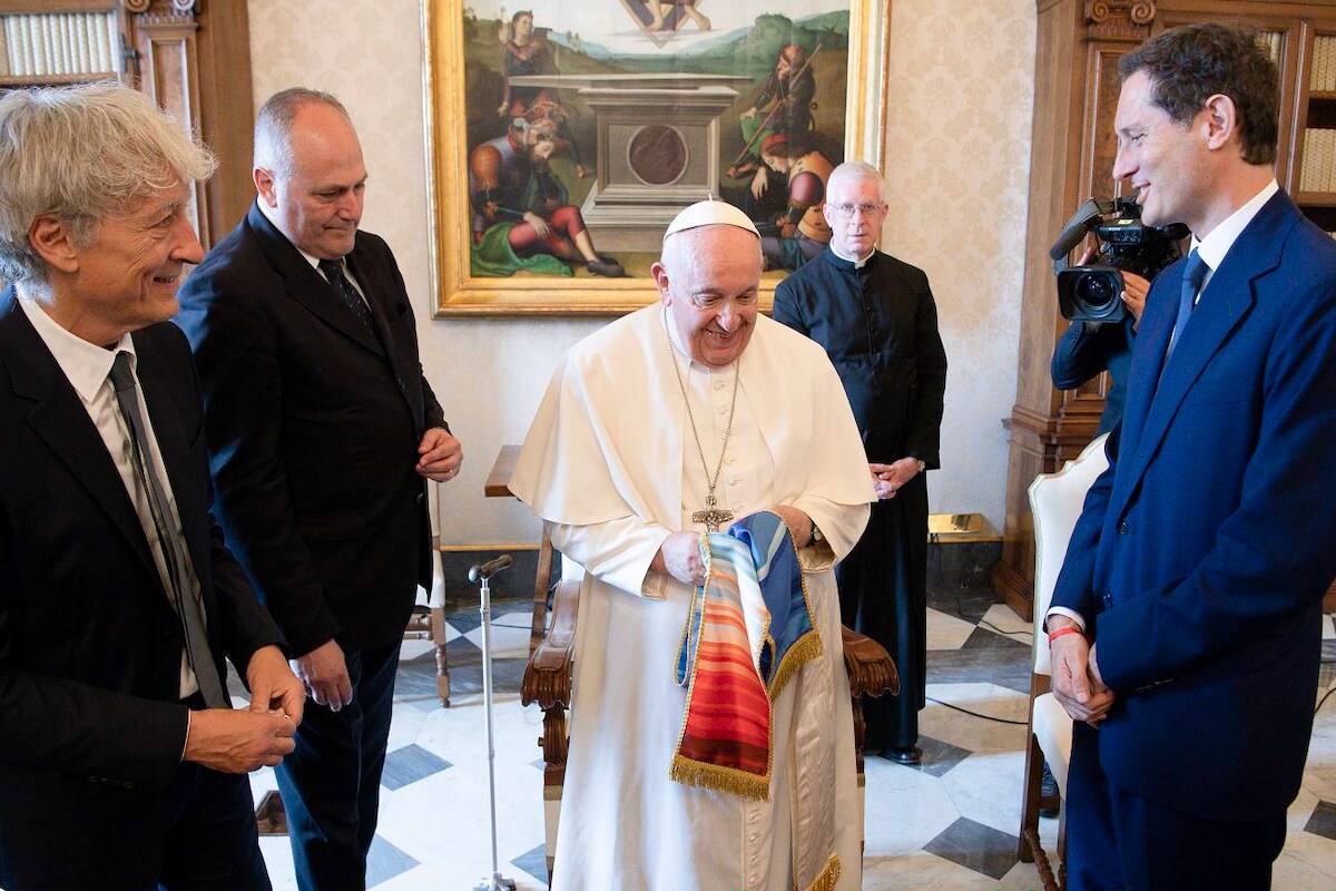 Pope Francis is presented with a climate-stripes scarf, by an Italian news agency. (Courtesy University of Reading) Pope Francis is presented with a climate-stripes scarf, by an Italian news agency. (Courtesy University of Reading)