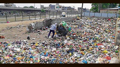 MC officials say main objective is to stop adding daily garbage to the existing dump. (Manish/Hindustan Times) MC officials say main objective is to stop adding daily garbage to the existing dump. (Manish/Hindustan Times)