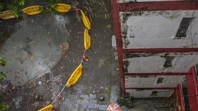 Mumbai, India - Aug. 24, 2024: A massive hole as appeared near the P&T colony on Sahar Road, Andheri East on Friday night, with locals claiming it is due to the metro tunneling work. Nine residents have shifted to a hotel as a safety measure in Mumbai, India, on Saturday, August 24, 2024. (Photo by Satish Bate/ Hindustan Times) (Hindustan Times) Mumbai, India - Aug. 24, 2024: A massive hole as appeared near the P&T colony on Sahar Road, Andheri East on Friday night, with locals claiming it is due to the metro tunneling work. Nine residents have shifted to a hotel as a safety measure in Mumbai, India, on Saturday, August 24, 2024. (Photo by Satish Bate/ Hindustan Times) (Hindustan Times)